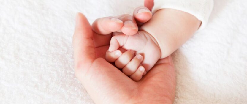 Οι πρωτοι μηνες με το μωρο: τι χρειαζεται πραγματικα μια νεα μαμα